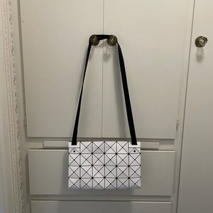 Bao Bao Issey Miyake White alúcente Crossbody Bag